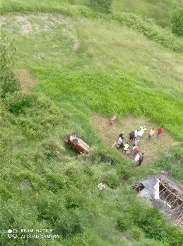 Two Injured In Car Accident Koyal Nither - नित्थर के रोयल के समीप गिरी कार, दो लोग घायल - Rampur Bushahar News