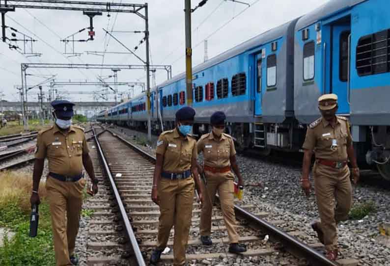Police check on Jolarpet railway station || ஜோலார்பேட்டை ரெயில் நிலையத்தில் போலீசார் சோதனை