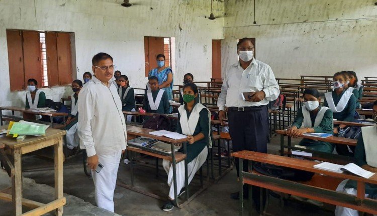 School Opened After 121 Days - 121 दिन बाद खुले माध्यमिक विद्यालय - Amethi News