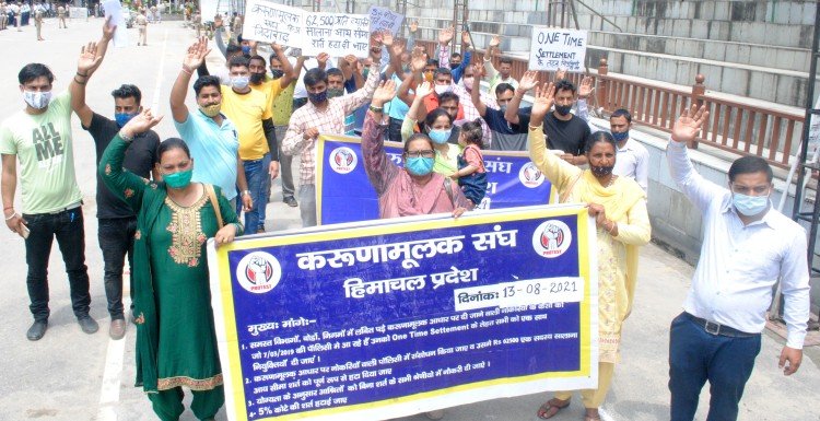 Compassionate Dependents Took Out A Fury Rally - करूणामूलक आश्रितों ने निकाली रोष रैली - Mandi News