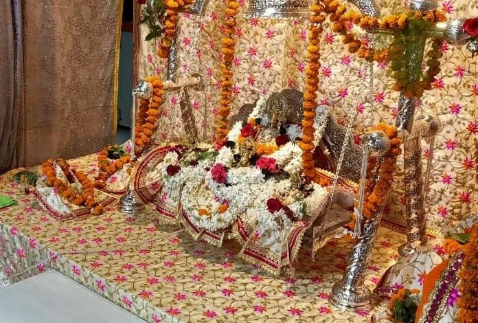 Ayodhya: After 493 Years, Ramlala Sits On A Swing Of 21 Kg Silver - अयोध्या : 493 साल बाद 21 किलो चांदी के झूले पर विराजे रामलला - Amar Ujala Hindi News Live