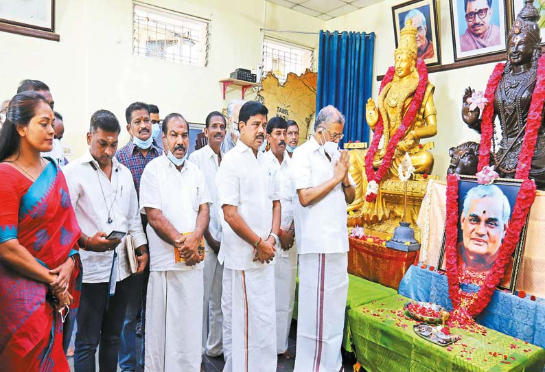 Pay tribute to Vajpayee on his death anniversary || 3-வது நினைவு தினம்: வாஜ்பாய் உருவ படத்துக்கு அஞ்சலி