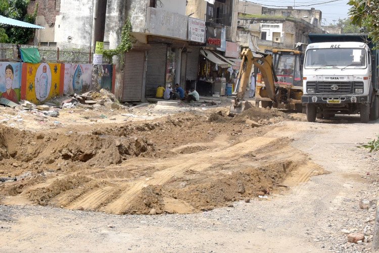 Work Resumed On Smart Road, Officials Reached The Spot - स्मार्ट रोड पर पुन: शुरू हुआ काम, मौके पर पहुंचे अधिकारी - Saharanpur News