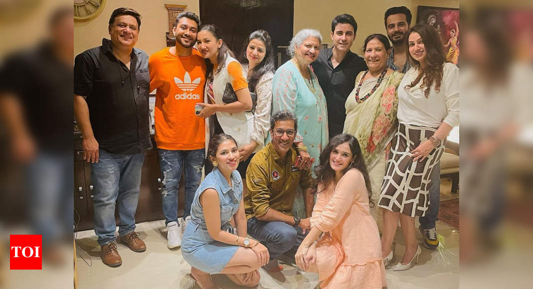 BRAND LOGOS/TOI PLUS LOGO White