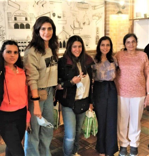 Ekta Kapoor Enjoys The Valleys Of Mussoorie - एकता कपूर ने उठाया मसूरी की वादियों का लुत्फ - Dehradun News