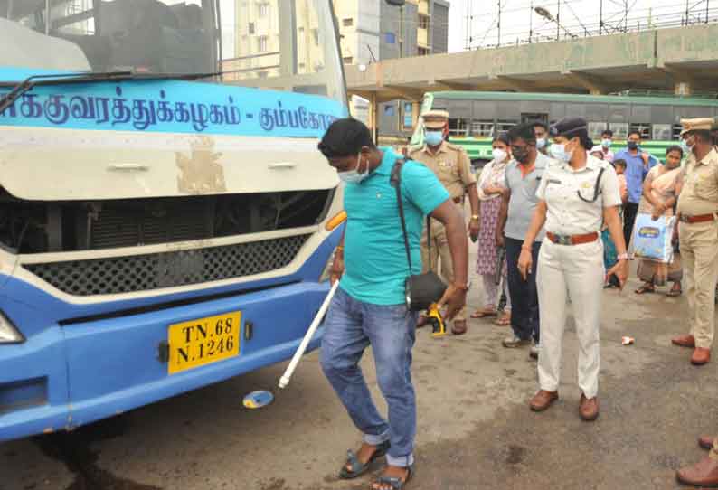 Police bomb bombs at bus and train stations || பஸ், ரெயில் நிலையங்களில் போலீசார் வெடிகுண்டு சோதனை