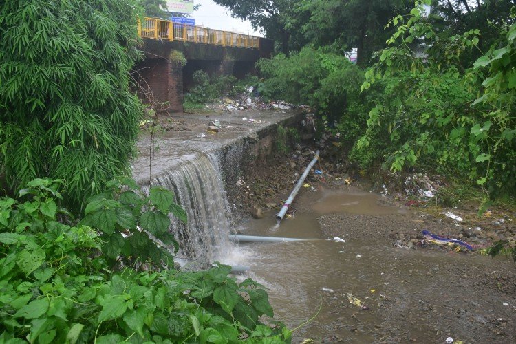 Broken Drinking Water Line In Excavation Of Gas Pipeline - गैस पाइपलाइन की खोदाई में टूटी पेयजल लाइन - Nainital News