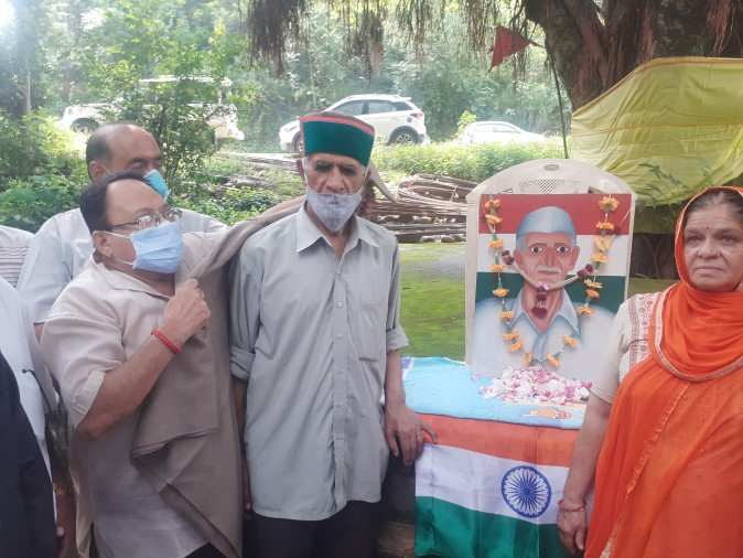 Congress Committee Honored The Families Of Freedom Fighters - कांग्रेस कमेटी ने नवाजे स्वतंत्रता सेनानियों के परिवार - Hamirpur News