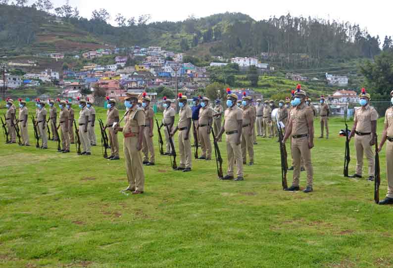 Police parade rehearsal in Ooty || ஊட்டியில் போலீசார் அணிவகுப்பு ஒத்திகை