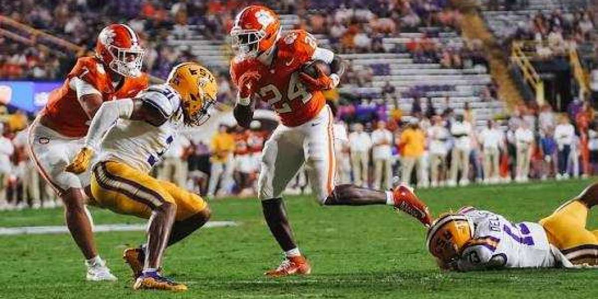 Dabo Swinney Upgrades QB Chris Denson's Breakthroughs within just Transferring Careers